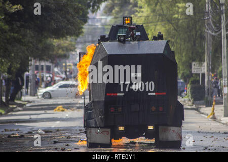 Febbraio 28, 2019 - serbatoio del cellulare anti-squadra antisommossa provato per disperdere i dimostranti Credito: Daniel Garzon Herazo/ZUMA filo/Alamy Live News Foto Stock