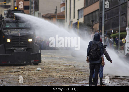 Febbraio 28, 2019 - incappucciati in disordini all'Università pedagogica di credito: Daniel Garzon Herazo/ZUMA filo/Alamy Live News Foto Stock