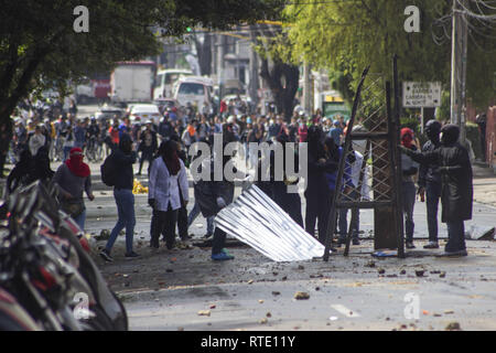 Incappucciati in disordini all'Università pedagogica. 28 Feb, 2019. Credito: Daniel Garzon Herazo/ZUMA filo/Alamy Live News Foto Stock