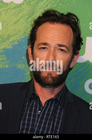 FILE: 1 Mar 2019. Luke Perry è ricoverato in ospedale dopo aver subito una massiccia corsa. Foto: NEW YORK, NY - 19 Maggio: Phoebe Tonkin della serie 'Originali' assiste la rete di CW's 2016 New York in anticipo presso l'Hotel di Londra il 19 maggio 2016 in New York City. Persone: Luke Perry Credito: tempeste Media Group/Alamy Live News Foto Stock