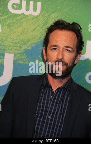 FILE: 1 Mar 2019. Luke Perry è ricoverato in ospedale dopo aver subito una massiccia corsa. Foto: NEW YORK, NY - 19 Maggio: Phoebe Tonkin della serie 'Originali' assiste la rete di CW's 2016 New York in anticipo presso l'Hotel di Londra il 19 maggio 2016 in New York City. Persone: Luke Perry Credito: tempeste Media Group/Alamy Live News Foto Stock