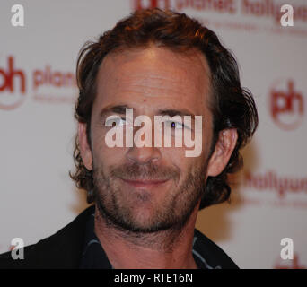 FILE: 1 Mar 2019. Luke Perry è ricoverato in ospedale dopo aver subito una massiccia corsa. Foto: LAS VEGAS - Novembre 17, 2007: celebrità arriva a Barbra Streisand del rendimento al Planet Hollywood Resort & Casino Grand Week-end di apertura il 17 novembre 2007 a Las Vegas, Nevada Persone: Luke Perry Credito: tempeste Media Group/Alamy Live News Foto Stock