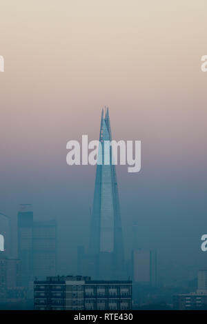 Londra, Regno Unito. 1 Marzo, 2019. Regno Unito: Meteo il grattacielo Shard palazzo visto attraverso la mattina presto all'alba nebbia. Credito: Guy Corbishley/Alamy Live News Foto Stock
