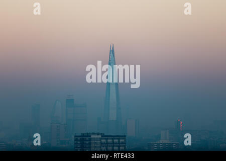 Londra, Regno Unito. 1 Marzo, 2019. Regno Unito: Meteo il grattacielo Shard palazzo visto attraverso la mattina presto all'alba nebbia. Credito: Guy Corbishley/Alamy Live News Foto Stock