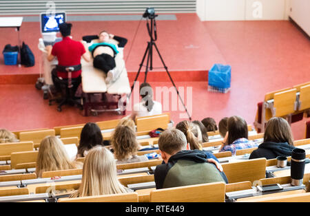 Hannover, Germania. 28 Feb, 2019. Gli studenti di medicina seguire una lezione interattiva con dispositivi ad ultrasuoni in sala F presso l'Università di Medicina di Hannover MHH. In una lezione agli studenti di imparare a utilizzare un dispositivo ad ultrasuoni e diversi approcci per la diagnosi. Credito: Julian Stratenschulte/dpa/Alamy Live News Foto Stock