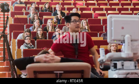 Hannover, Germania. 28 Feb, 2019. Gli studenti di medicina seguire una lezione interattiva con dispositivi ad ultrasuoni in sala F presso l'Università di Medicina di Hannover MHH. In una lezione agli studenti di imparare a utilizzare un dispositivo ad ultrasuoni e diversi approcci per la diagnosi. Credito: Julian Stratenschulte/dpa/Alamy Live News Foto Stock