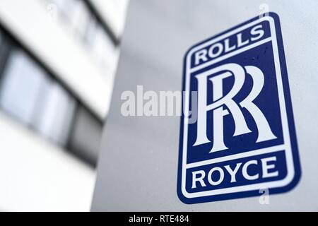 Friedrichshafen Fischbach, Germania. 01 Mar, 2019. La Rolls-Royce il logo è collocato su una stele di fronte alla fabbrica in Friedrichshafen. Credito: Felix Kästle/dpa/Alamy Live News Foto Stock