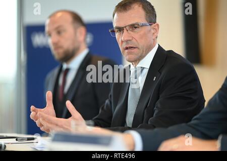 Friedrichshafen Fischbach, Germania. 01 Mar, 2019. Andreas Schell (centro), CEO di Rolls-Royce Power Systems AG, parla durante la conferenza stampa. Credito: Felix Kästle/dpa/Alamy Live News Foto Stock
