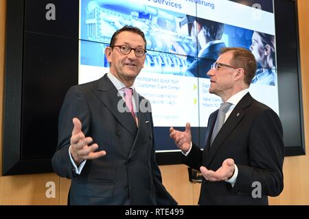 Friedrichshafen Fischbach, Germania. 01 Mar, 2019. Marcus A. Wassenberg (l), CFO di Rolls-Royce Power Systems AG, e Andreas Schell, CEO di Rolls-Royce Power Systems AG, parlare prima della conferenza stampa. Credito: Felix Kästle/dpa/Alamy Live News Foto Stock