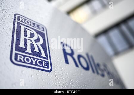 Friedrichshafen Fischbach, Germania. 01 Mar, 2019. La Rolls-Royce il logo è collocato su una stele di fronte alla fabbrica in Friedrichshafen. Credito: Felix Kästle/dpa/Alamy Live News Foto Stock