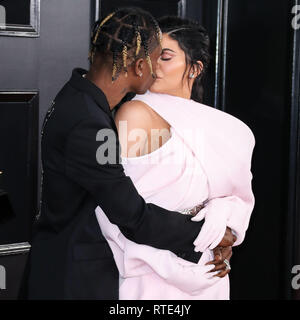 LOS ANGELES, CA, Stati Uniti d'America - 10 febbraio: Travis Scott e Kylie Jenner arrivano al 61° Annual Grammy Awards tenutosi presso Staples Center il 10 febbraio 2019 a Los Angeles, California, Stati Uniti. (Foto di Xavier COLLIN/Image Press Agency) Foto Stock