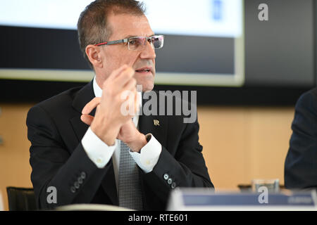 Friedrichshafen Fischbach, Germania. 01 Mar, 2019. Andreas Schell, CEO di Rolls-Royce Power Systems AG, parla durante la conferenza stampa. Credito: Felix Kästle/dpa/Alamy Live News Foto Stock