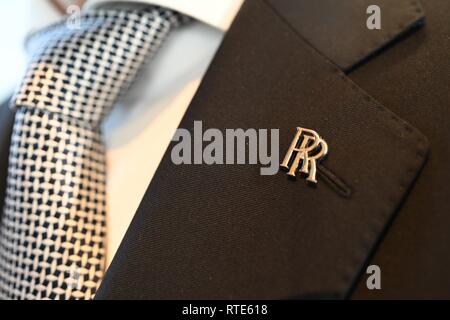 Friedrichshafen Fischbach, Germania. 01 Mar, 2019. Andreas Schell, CEO di Rolls-Royce Power Systems AG, indossare il logo Rolls-Royce durante la conferenza stampa. Credito: Felix Kästle/dpa/Alamy Live News Foto Stock