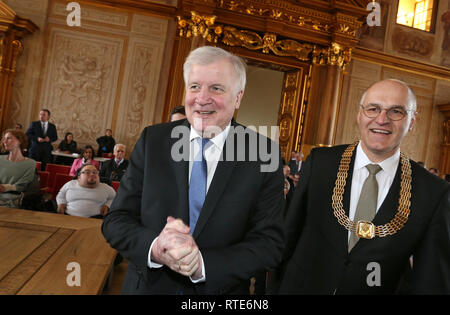 Augsburg, Germania. 01 Mar, 2019. Horst Seehofer, ministro federale dell'Interno (l, CSU) entra nella sala dorata del Municipio con Kurt Gribl (CSU), Sindaco di Augsburg. Seehofer si è aggiudicato la cittadinanza onoraria della città. Horst Seehofer i servizi per la città è di nuovo ospedale universitario sono decisivi. Credito: Karl-Josef Hildenbrand/dpa/Alamy Live News Foto Stock