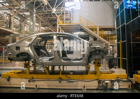 Guangzhou, Cina. 1 Marzo, 2019. Robot funzionante e la misurazione in linea di produzione presso la fabbrica di Guangzhou. Lancio ufficiale del GAC NE Aion S auto elettrica fatturati come il cinese modello Tesla 3 killer a GAC NE fabbrica in Guangzhou, Provincia del Guangdong, Cina. Mark Andrews/Alamy Live News Foto Stock