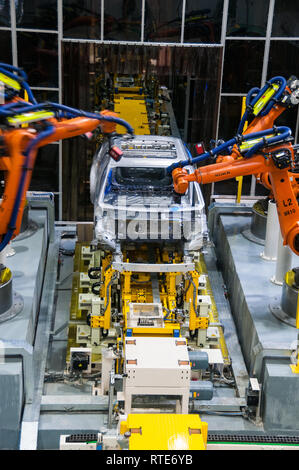 Guangzhou, Cina. 1 Marzo, 2019. Robot funzionante e la misurazione in linea di produzione presso la fabbrica di Guangzhou. Lancio ufficiale del GAC NE Aion S auto elettrica fatturati come il cinese modello Tesla 3 killer a GAC NE fabbrica in Guangzhou, Provincia del Guangdong, Cina. Mark Andrews/Alamy Live News Foto Stock