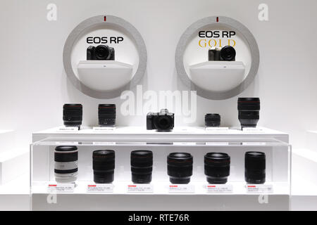 Yokohama. 1 Mar, 2019. Foto scattata il 1 marzo 2019 mostra nuove fotocamere Canon e lenti visualizzato durante la CP Camera & Photo Imaging Show 2019 a Yokohama, Giappone. La mostra è qui tenuto dal 28 febbraio al 3 marzo. Credito: Du Natalino/Xinhua/Alamy Live News Foto Stock
