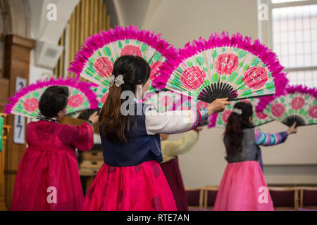 Londra, Regno Unito. 1 marzo 2019. Nord e sud coreani Ladies eseguire il Buchaechum chiamato anche una ventola danza il giorno Corea commemora il centesimo anniversario del 1 marzo Movimento di Indipendenza. New Malden Chiesa Metodista, Londra, Inghilterra, UK Credit: Jeff Gilbert/Alamy Live News Foto Stock