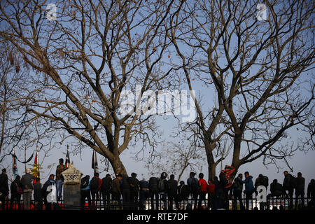 Kathmandu, Nepal. 1 Mar, 2019. La gente guarda un trapano di esercito nepalese durante il grand prove generali per la prossima Giornata dell'esercito presso il padiglione dell'esercito a Kathmandu, Nepal venerdì 01 marzo, 2019. Credito: Skanda Gautam/ZUMA filo/Alamy Live News Foto Stock