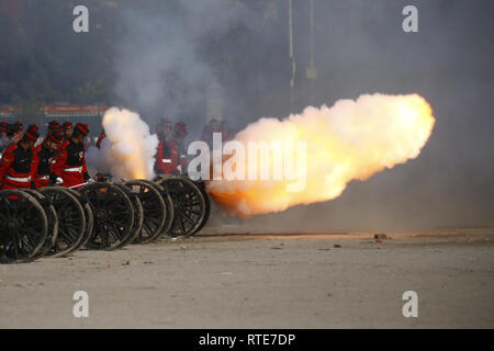 Kathmandu, Nepal. 1 Mar, 2019. Nepalese soldati dell esercito fire colpo di cannone durante una prova per la prossima Giornata dell'esercito presso il padiglione dell'esercito a Kathmandu, Nepal venerdì 01 marzo, 2019. Credito: Skanda Gautam/ZUMA filo/Alamy Live News Foto Stock