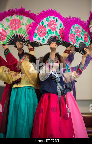 Londra, Regno Unito. 1 marzo 2019. Nord e sud coreani Ladies eseguire il Buchaechum chiamato anche una ventola danza il giorno Corea commemora il centesimo anniversario del 1 marzo Movimento di Indipendenza. New Malden Chiesa Metodista, Londra, Inghilterra, UK Credit: Jeff Gilbert/Alamy Live News Foto Stock