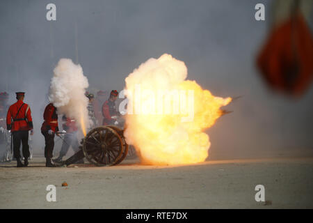 Kathmandu, Nepal. 1 Mar, 2019. Nepalese soldati dell esercito fire colpo di cannone durante una prova per la prossima Giornata dell'esercito presso il padiglione dell'esercito a Kathmandu, Nepal venerdì 01 marzo, 2019. Credito: Skanda Gautam/ZUMA filo/Alamy Live News Foto Stock