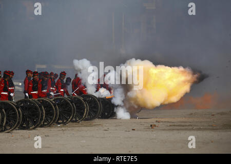 Kathmandu, Nepal. 1 Mar, 2019. Nepalese soldati dell esercito fire colpo di cannone durante una prova per la prossima Giornata dell'esercito presso il padiglione dell'esercito a Kathmandu, Nepal venerdì 01 marzo, 2019. Credito: Skanda Gautam/ZUMA filo/Alamy Live News Foto Stock