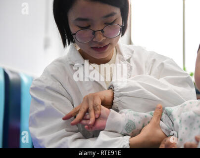 (190301) -- CHANGSHA, 1 marzo 2019 (Xinhua) -- terapista della riabilitazione Fang Xuexia aiuta un 7-year-old orphan diagnosticato con paralisi cerebrale effettuare la riabilitazione di formazione presso il primo ospedale di Hunan Università di Medicina cinese di Changsha, capitale della centrale provincia cinese di Hunan, 1 marzo 2019. Un totale di 18 orfani con disabilità sono state trattate nel primo ospedale di Hunan Università di Medicina Cinese di venerdì sotto il "Piano di domani", un Progetto nazionale finanziato dal Ministero per gli affari civili che iniziò nel 2004, che mira ad offrire gratuitamente le cure mediche per disabili orfano Foto Stock