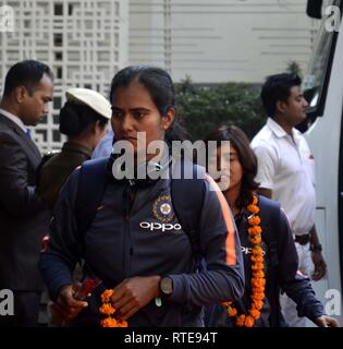 Guwahati, Assam, India. 01 Mar, 2019. Le donne indiane's Cricket team arriva a Guwahati il Mar 01, 2019. Una donna serie di cricket tra India e Inghilterra. Le donne indiane T20 partita di cricket contro l'Inghilterra si terrà dal 4 Marzo al 10 marzo 2019, a Barsapara stadium di Guwahati. Credito: Hafiz Ahmed/Alamy Live News Foto Stock