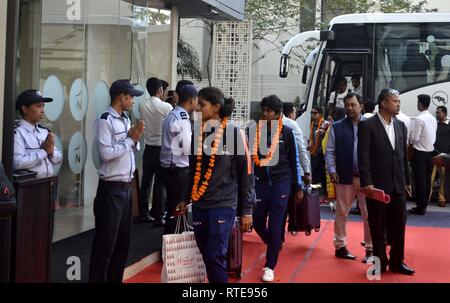 Guwahati, Assam, India. 01 Mar, 2019. Le donne indiane's Cricket team arriva a Guwahati il Mar 01, 2019. Una donna serie di cricket tra India e Inghilterra. Le donne indiane T20 partita di cricket contro l'Inghilterra si terrà dal 4 Marzo al 10 marzo 2019, a Barsapara stadium di Guwahati. Credito: Hafiz Ahmed/Alamy Live News Foto Stock