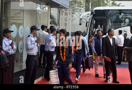 Guwahati, Assam, India. 01 Mar, 2019. Le donne indiane's Cricket team arriva a Guwahati il Mar 01, 2019. Una donna serie di cricket tra India e Inghilterra. Le donne indiane T20 partita di cricket contro l'Inghilterra si terrà dal 4 Marzo al 10 marzo 2019, a Barsapara stadium di Guwahati. Credito: Hafiz Ahmed/Alamy Live News Foto Stock