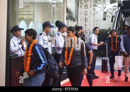 Guwahati, Assam, India. 01 Mar, 2019. Le donne indiane's Cricket team arriva a Guwahati il Mar 01, 2019. Una donna serie di cricket tra India e Inghilterra. Le donne indiane T20 partita di cricket contro l'Inghilterra si terrà dal 4 Marzo al 10 marzo 2019, a Barsapara stadium di Guwahati. Credito: Hafiz Ahmed/Alamy Live News Foto Stock