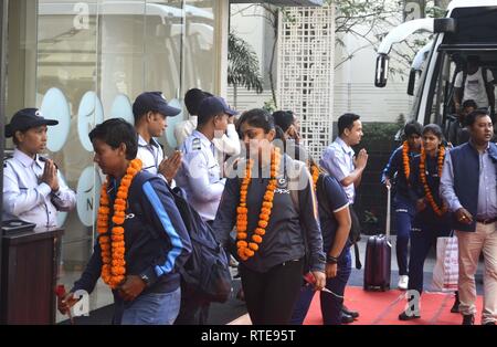 Guwahati, Assam, India. 01 Mar, 2019. Le donne indiane's Cricket team arriva a Guwahati il Mar 01, 2019. Una donna serie di cricket tra India e Inghilterra. Le donne indiane T20 partita di cricket contro l'Inghilterra si terrà dal 4 Marzo al 10 marzo 2019, a Barsapara stadium di Guwahati. Credito: Hafiz Ahmed/Alamy Live News Foto Stock