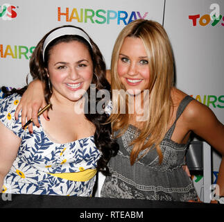 ***FILE FOTO*** Amanda Bynes ritorna alla salute mentale Facility dopo la ricaduta del 'HAIRSPRAY' cast cinematografico contribuisce ad alzare il sipario sulla nuova linea di bambola a Toys "R" Us in Times Square a New York City. Luglio 17, 2007 Credit: Walter McBride/MediaPunch Foto Stock