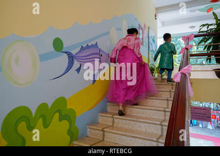 Hanoi, Vietnam. 1 Mar, 2019. 1 marzo 2019 - Hanoi, Vietnam - Un insegnante e uno studente è visto tornare indietro a piedi per la classe a un Coreano Vietnam-North amicizia kindergarten il giorno dopo il secondo la Corea del Nord per gli Stati Uniti Vertice nella città capitale di Hanoi, Vietnam. Il vertice si è concluso con nessun accordo fatto tra Stati Uniti Presidente Donald Trump e leader della Corea del nord Kim Jong Onu. Credito: Christopher Jue/ZUMA filo/Alamy Live News Foto Stock