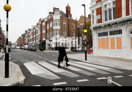 Londra, UK.1 Marzo, 2019. Un 3D zebra crossing è visto in san Giovanni Bosco High Street a Londra, Gran Bretagna, il 1 marzo 2019. Secondo la BBC, il primo del Regno Unito, il 3D zebra crossing è stata dipinta su un nord-west London Road nel tentativo di rallentare il traffico. L'illusione ottica, che crea un effetto di galleggiamento, è stato introdotto in St John's Wood da Westminster City Council come parte di un 12-mese di prova. Credito: Han Yan/Xinhua/Alamy Live News Foto Stock