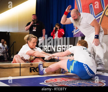 Columbus, Stati Uniti d'America. 01 Mar, 2019. 1 marzo 2019: Maria Caino degli USA (sinistra) compete nel wrestling MAS la concorrenza a Arnold Sports Festival in credito: Brent Clark/Alamy Live News Foto Stock