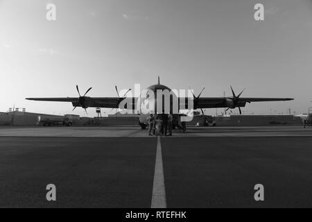 Avieri assegnato al settantacinquesimo Expeditionary Airlift Squadron preparare per il volo, il Camp Lemonnier, Gibuti, Feb 17, 2019. Il settantacinquesimo EAS fornisce tactical airlift per supportare e sostenere le unità in tutta l'Africa (U.S. Air Force foto di Tech. Sgt. Rachelle Coleman) Foto Stock