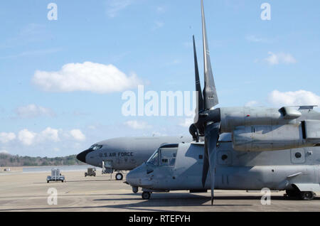 Un Boeing MV-22 Osprey e un KC-135R Stratotanker sulla linea di volo come parte di una formazione congiunta missione qui a 117Air Refuelling Wing, Sumpter Smith Air National Guard Base, Birmingham, Ala. Febbraio 5, 2019. (U.S. Air National Guard foto di: Staff Sgt. Jim Bentley) Foto Stock