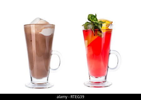 Vari cocktail colorati in tazze di vetro su sfondo bianco. Isolato. Foto Stock