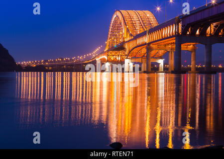 Ponte di Seoul ponte Banghwa bellissimo fiume Han di notte, Seoul, Corea del Sud. Foto Stock