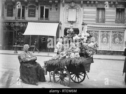 Venditore di fiori, Parigi, circa 1920 Foto Stock