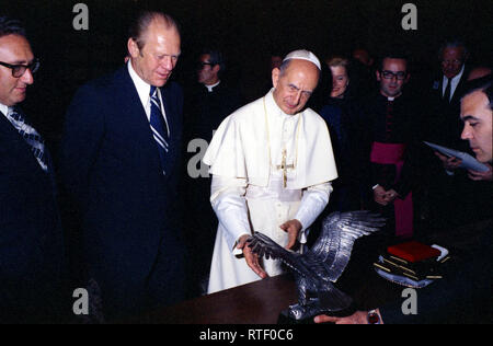 1975, 3 Giugno - Residenza pontificia, il Vaticano - Città del Vaticano (Roma, Italia) - Gerald Ford, Papa Paolo VI, Betty Ford, Henry Kissinger - guardando al silver eagle - Viaggio in Italia - La visita di Sua Santità il Papa Paolo VI Foto Stock