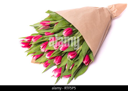 Bouquet di tulipani rosa giacente isolati su sfondo bianco carta Kraft Foto Stock