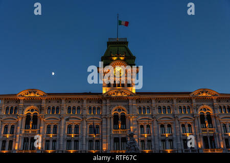 Piazza dell'unita a Trieste con il Palazzo del Municipio shot di notte Foto Stock