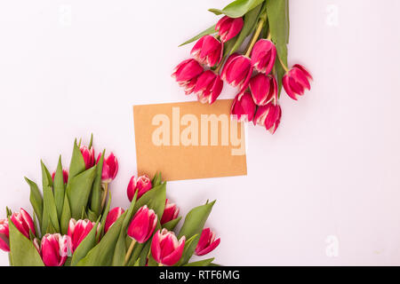 Bouquet di tulipani bellissimo e una scheda per il testo su sfondo bianco forchetta sulla parte superiore. La festa della mamma sfondo, la Giornata internazionale della donna, compleanno. Holid Foto Stock