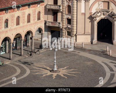Mosaico sul pavimento della piazza Ducale intorno alla caratteristica lampione, Vigevano - Italia Foto Stock