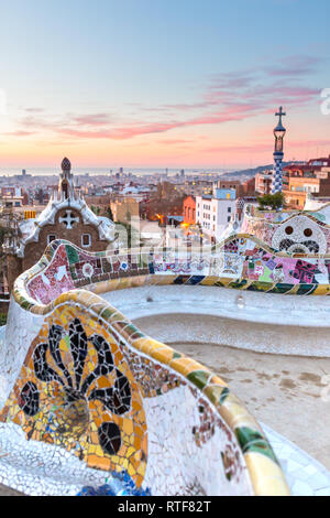 Sunrise vista del Parco Guell progettato da Antoni Gaudi, Barcelona, Spagna. Foto Stock