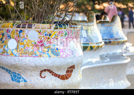 Vista ravvicinata della panchina nel parco Guell progettato da Antoni Gaudi, Barcelona, Spagna. Foto Stock