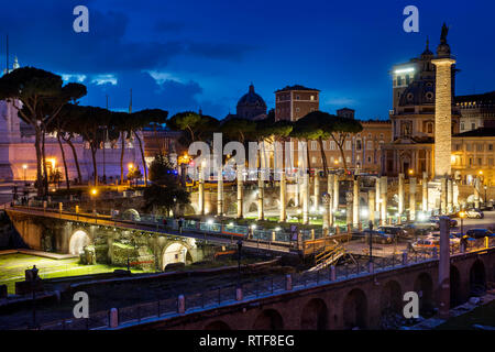 Notte cityscape da Mercati di Traiano, Roma, lazio, Italy Foto Stock